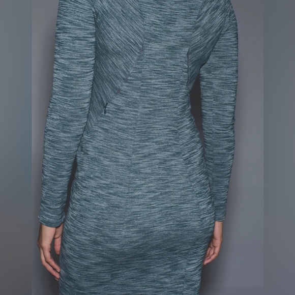 Lululemon &go Where-To Dress *Long Sleeve
Colour: Heathered Dark Fuel Size 2 - Picture 4 of 6